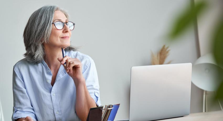 Woman sitting in front of a laptop 