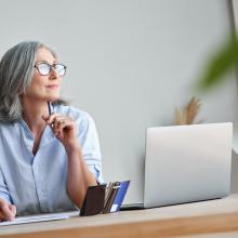 Woman sitting in front of a laptop 